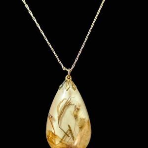 Vintage Floral Resin Teardrop Pendant Necklace 17.75" Gold Tone